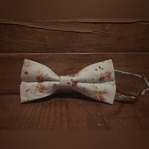 Light bluer floral bow tie